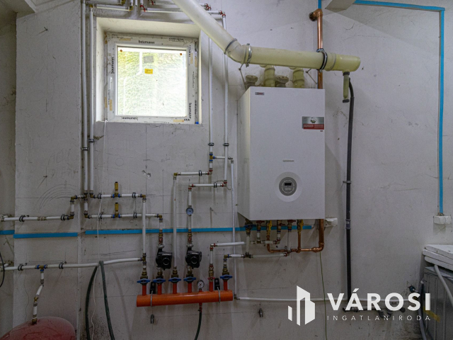 Kiadó 3 szintes 1050 m2-es munkászálló Csepel-Gyártelepen!
