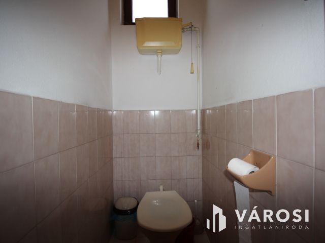 Vásárhelyen, Újvároson 6 szobás családiház ajánlat.