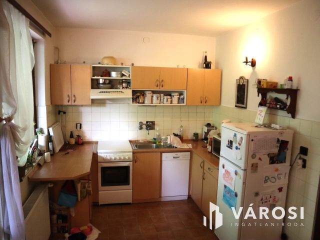 Felújítandó sorház eladó a stadion szomszédságában