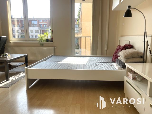 Napfény a hatodikon, a Corvin Plaza mellett – klímával