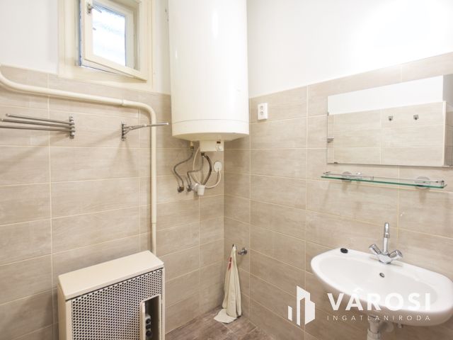 160 m2-es, felújítandó családi ház eladó