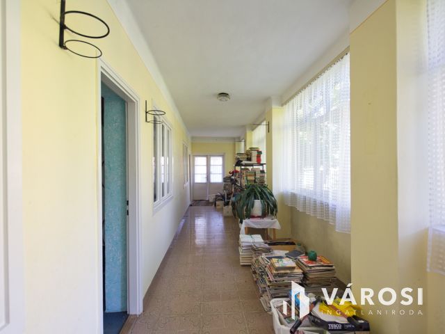 160 m2-es, felújítandó családi ház eladó