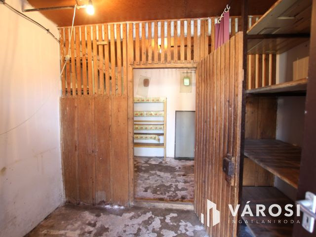 160 m2-es, felújítandó családi ház eladó