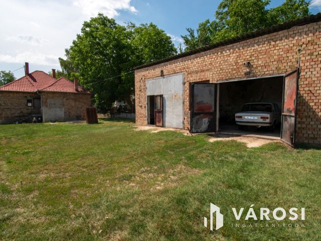 Győr-Szentivánon családi ház, dupla garázzsal