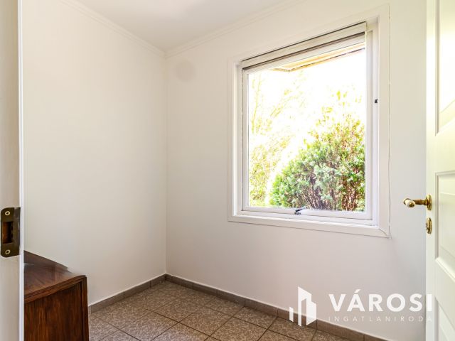 Csend, tér, kert és elegancia – kiadó ház Bp 2.kerületében